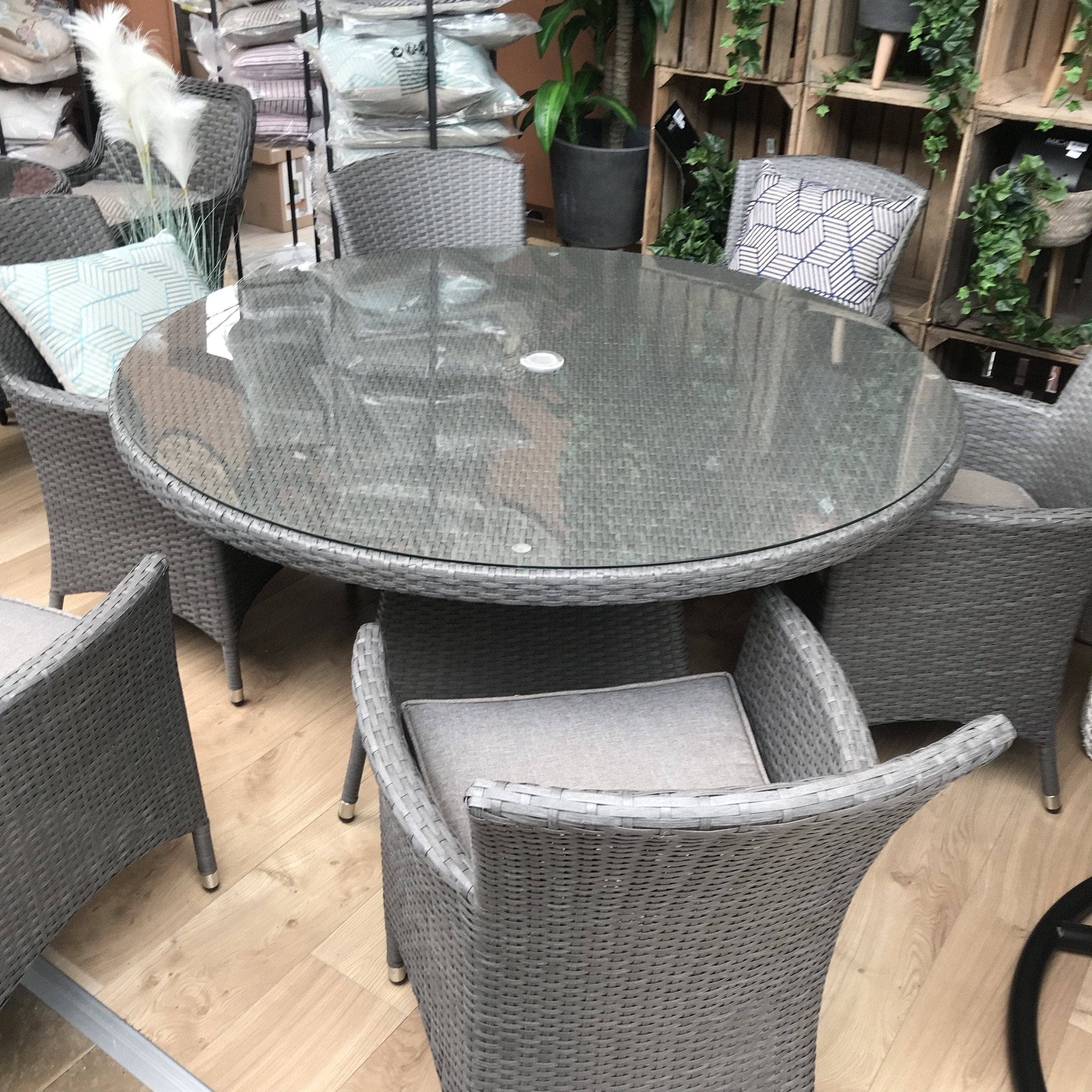 Rattan garden furniture round 2024 table and chairs